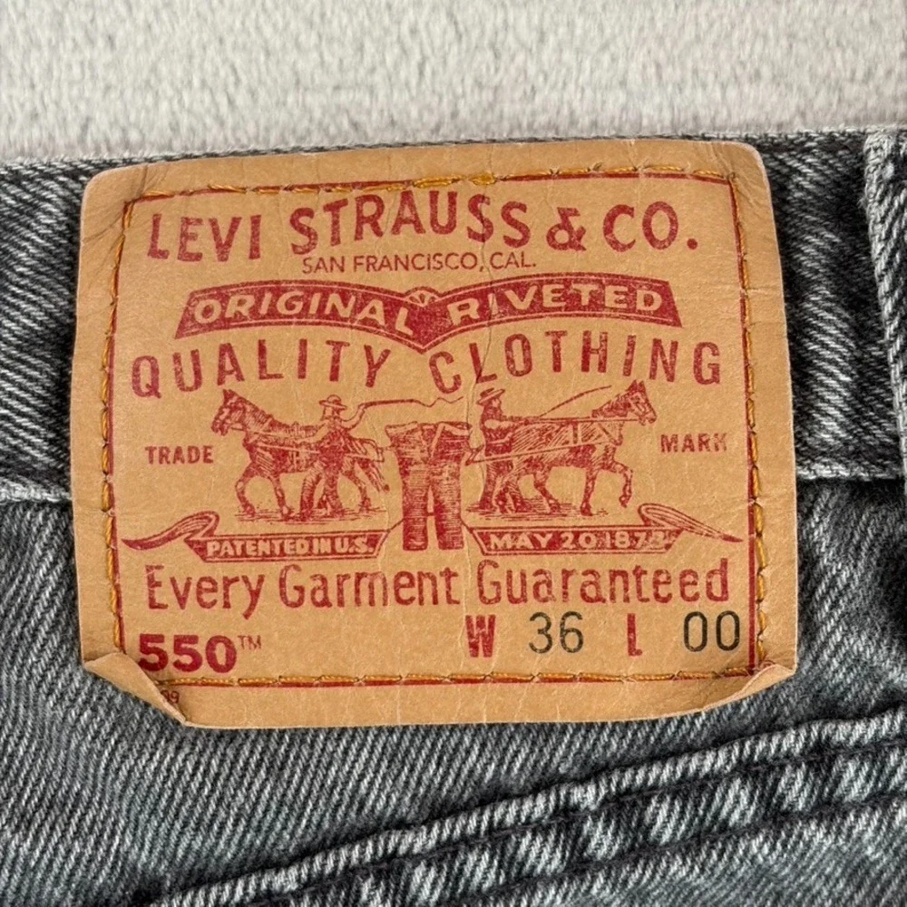 Vintage Levi's 550 Relaxed‎ Fit Denim Shorts Men 34 (Tag 36) Distressed 90s USA